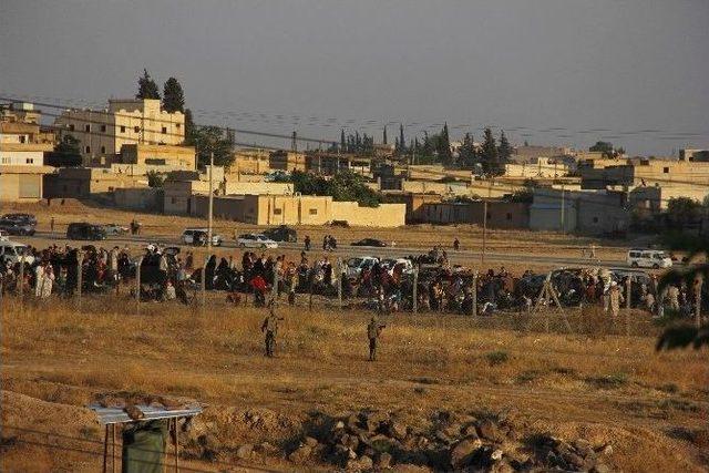 Ak&ccedil;akale Sınır Kapısında Gergin Bekleyiş S&uuml;r&uuml;yor 1