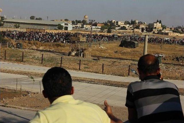 Ak&ccedil;akale Sınır Kapısında Gergin Bekleyiş S&uuml;r&uuml;yor 3