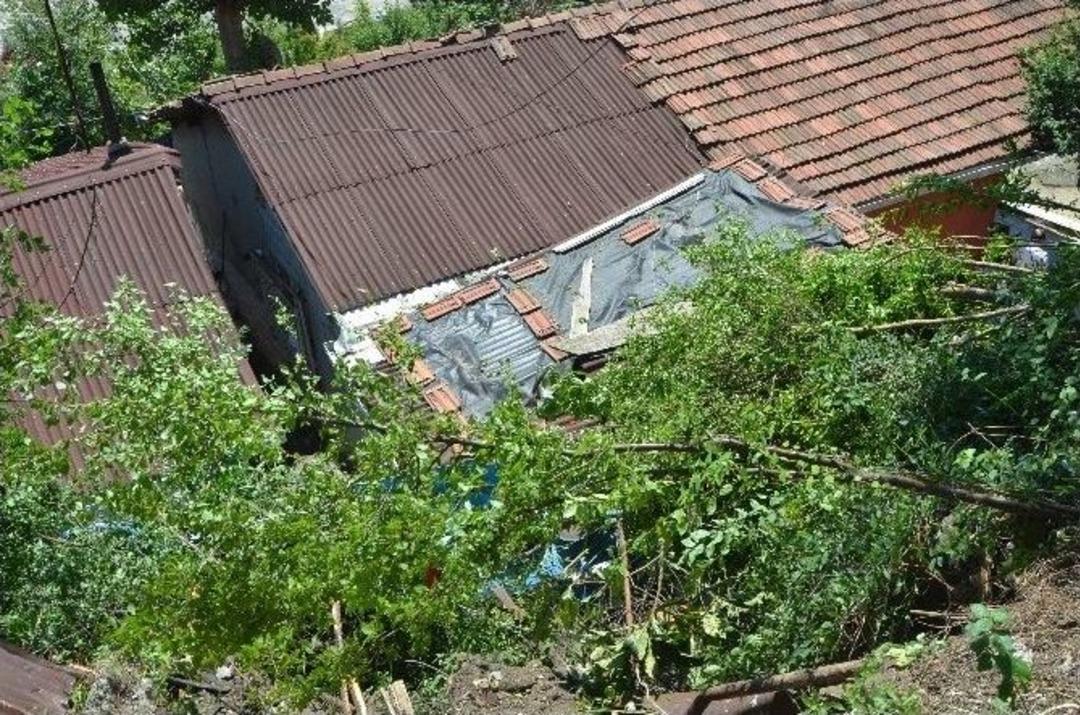 Kanal A&ccedil;ma Vidanj&ouml;r&uuml; Gecekondunun &Uuml;zerine U&ccedil;tu