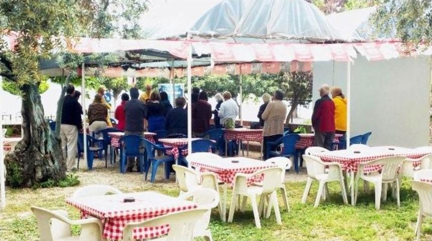 İznik&rsquo;teki Ayasofya Cami Olunca, Ayini &Ccedil;ay Bah&ccedil;esinde Yaptılar