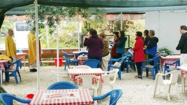 İznik&rsquo;teki Ayasofya Cami Olunca, Ayini &Ccedil;ay Bah&ccedil;esinde Yaptılar 1