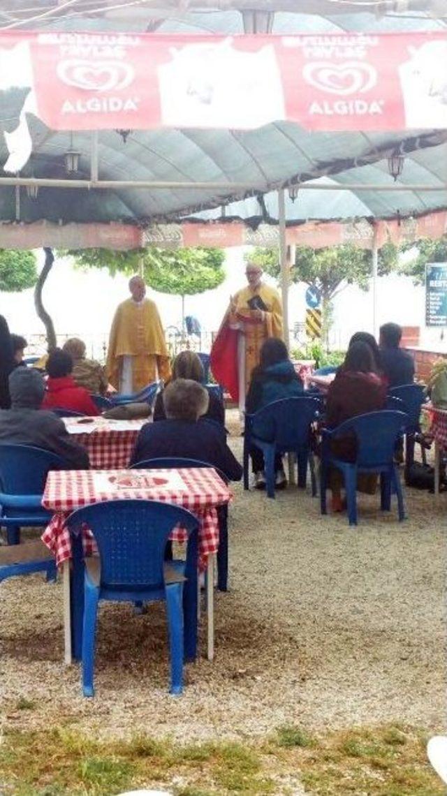 İznik&rsquo;teki Ayasofya Cami Olunca, Ayini &Ccedil;ay Bah&ccedil;esinde Yaptılar 2