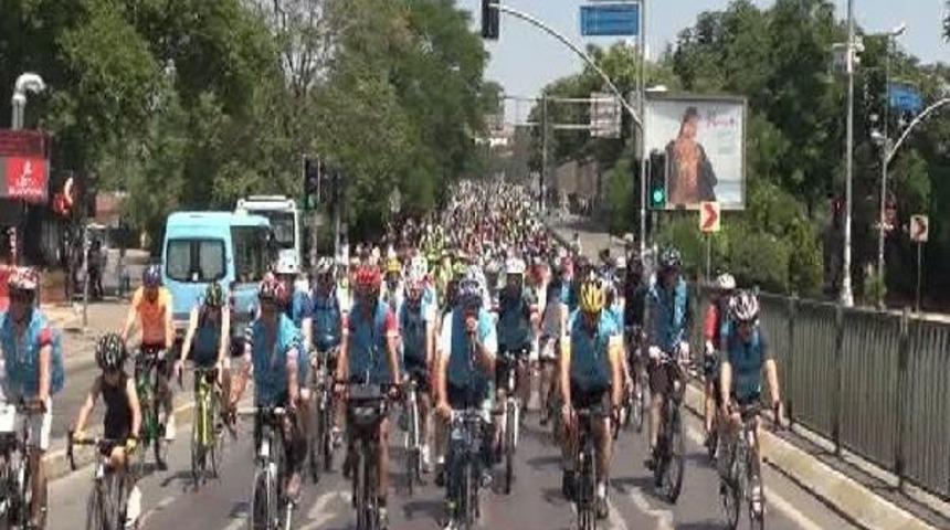 İstanbul Boğazı'nı Pedal Çevirerek Geçtiler