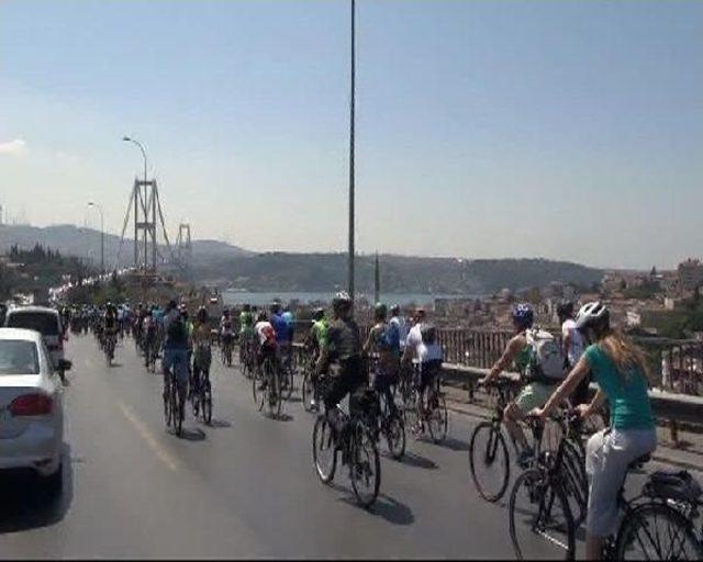 İstanbul Boğazı'nı Pedal Çevirerek Geçtiler