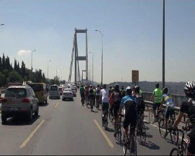 İstanbul Boğazı'nı Pedal Çevirerek Geçtiler