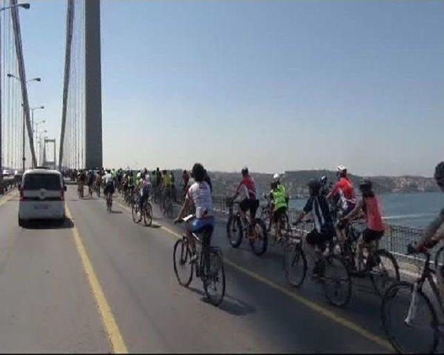 İstanbul Boğazı'nı Pedal Çevirerek Geçtiler