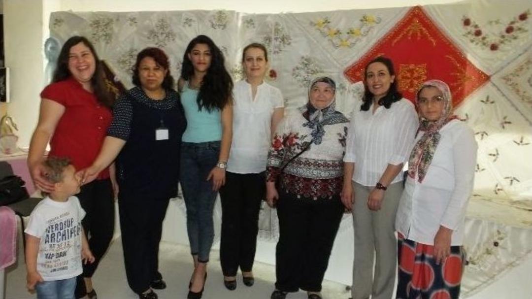 Burhaniye&rsquo;de Annelerin Diktiği Kıyafetleri Kızları Sergiledi