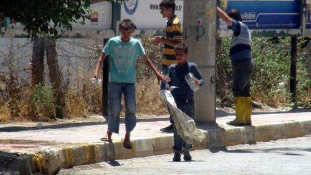 Suriye Sınırında Çıkan Yangını Çocuklar, Pet Şişelerindeki Suyla Söndürmeye Çalıştı 3