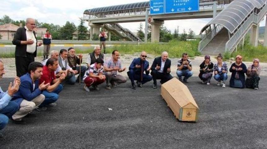 D-100 Kenarında Tabutlu Eylem