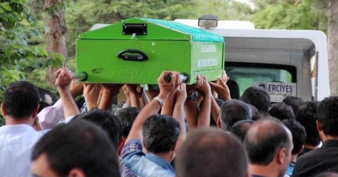 Elazığ&rsquo;daki Patlamada &Ouml;len Baba Ve 2 &Ccedil;ocuğu Toprağa Verildi