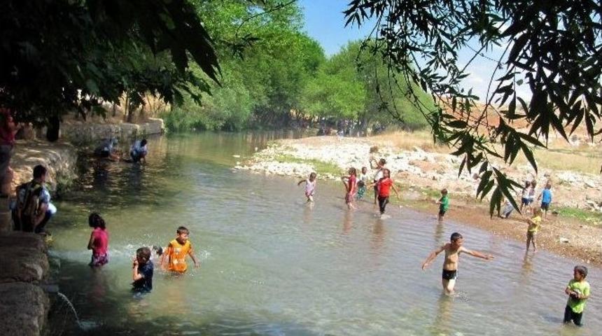 Aşırı Sıcaktan Bunalan Arabanlılar Ak Pınar Su G&ouml;z&uuml;nde Serinledi