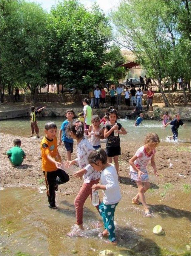 Aşırı Sıcaktan Bunalan Arabanlılar Ak Pınar Su Gözünde Serinledi