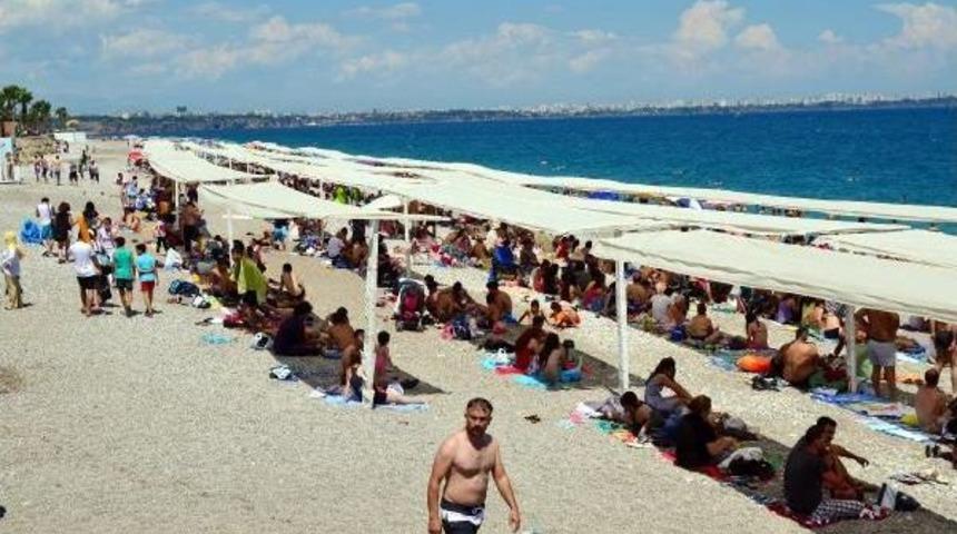 Antalya'da Sıcaktan Bunalan Soluğu Denizde Aldı