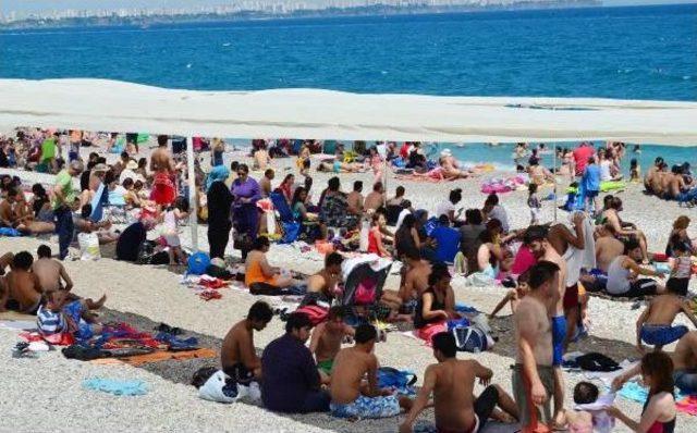 Antalya'da Sıcaktan Bunalan Soluğu Denizde Aldı