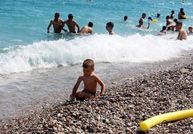 Antalya'da Sıcaktan Bunalan Soluğu Denizde Aldı