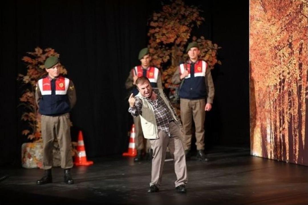 R&uuml;tbeliler Sahnede Profesyonellere Taş &Ccedil;ıkarttı