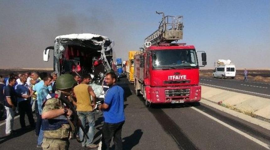 Nusaybin&rsquo;de Yolcu Otob&uuml;s&uuml; İle Tanker &Ccedil;arpıştı: 2 &Ouml;l&uuml;, 13 Yaralı