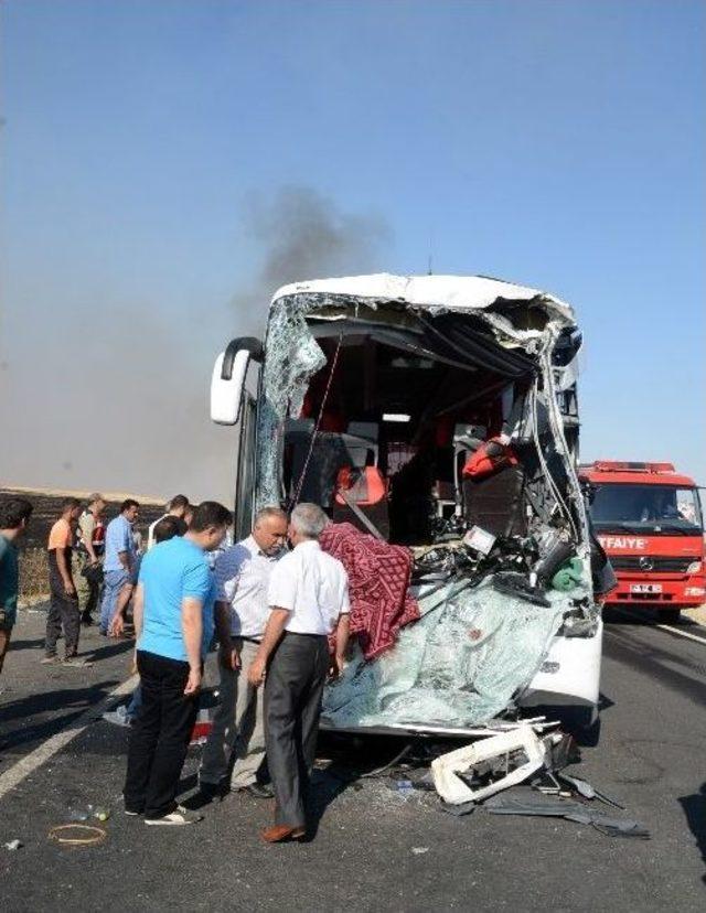 Nusaybin’de Yolcu Otobüsü İle Tanker Çarpıştı: 2 Ölü, 13 Yaralı