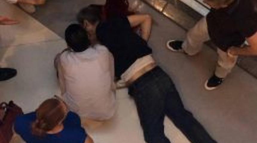 Alışveriş Merkezinde 4'&uuml;nc&uuml; Kattan D&uuml;şerek Can Verdi