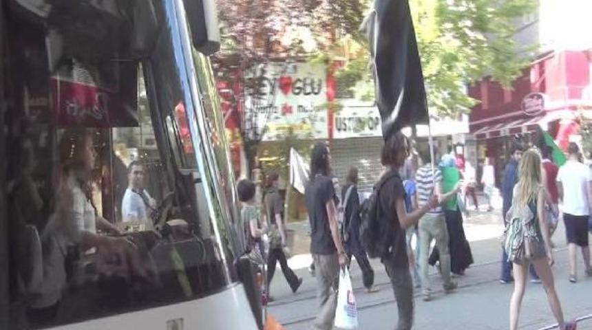 Protestocu Hayvansever Kıza Tramvay &Ccedil;arptı