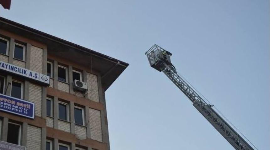 7 Katlı Binanın &Ccedil;atısına &Ccedil;ıkarak İntihara Kalkıştı
