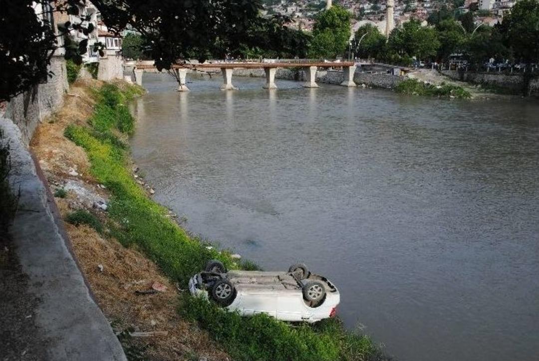 Amasya&rsquo;da Otomobil Irmağın Kenarına U&ccedil;tu