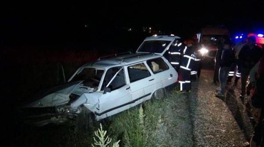 İki Otomobil &Ccedil;arpıştı: 1 &Ouml;l&uuml;, 7 Yaralı