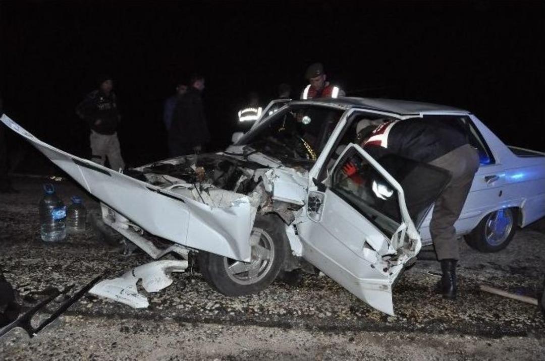 Uşak&rsquo;ta D&uuml;ğ&uuml;n D&ouml;n&uuml;ş&uuml; Feci Kaza, Yolda Can Pazarı Yaşandı