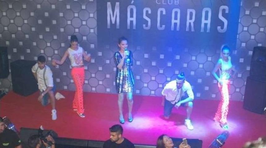 Kuşadası&rsquo;nda Tatilciler Demet Akalın İle Coştu