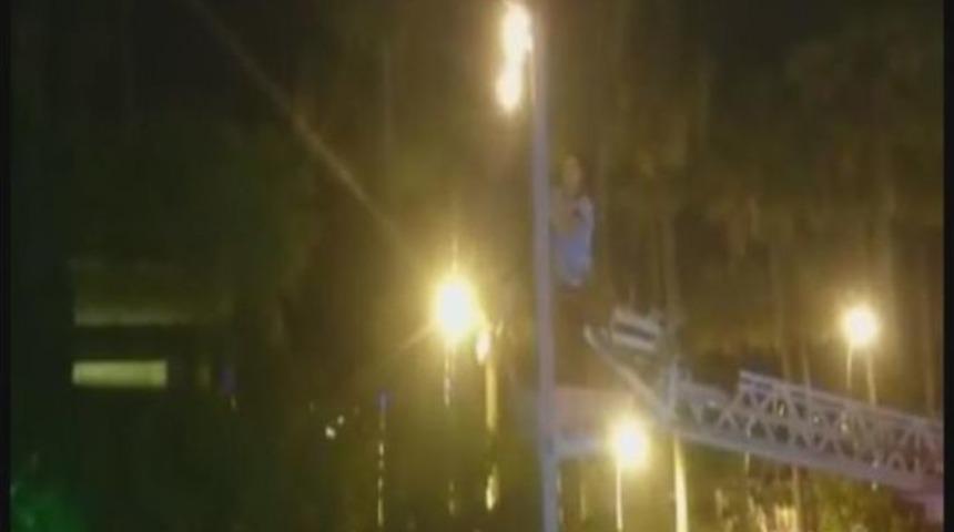 Sokak Lambası Alev Alev Yandı