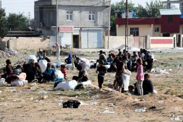 Sınırda Hem Gelmek Isteyen, Hem Gitmek Isteyenler Bekliyor 3