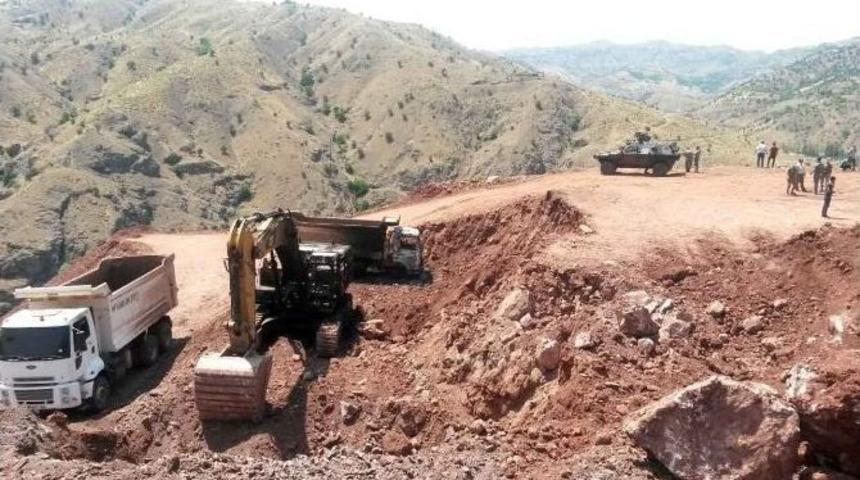 Ter&ouml;r &Ouml;rg&uuml;t&uuml; İş Makinelerini Ateşe Verdi