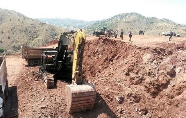 Terör Örgütü İş Makinelerini Ateşe Verdi