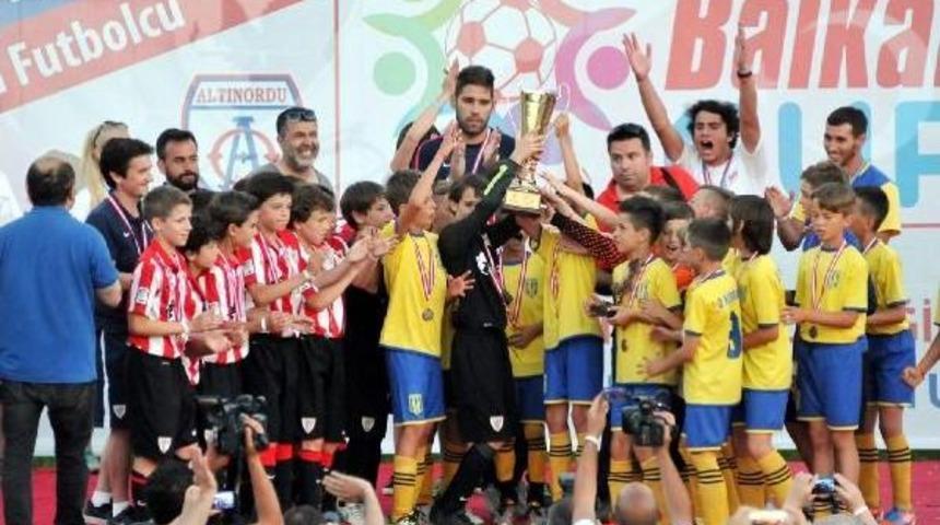 İzmir Balkan Cup'ta Miniklerden B&uuml;y&uuml;klere Dersler