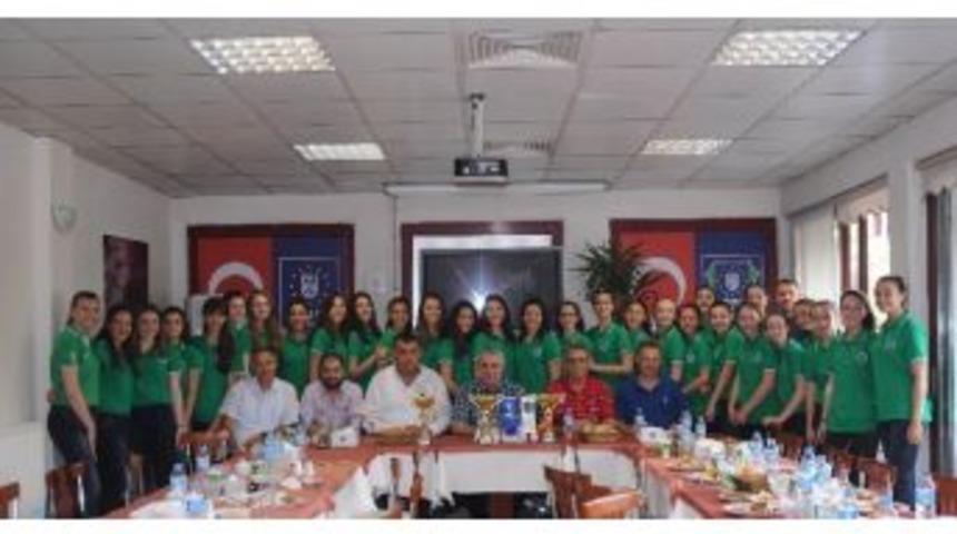 Voleybolcu Gen&ccedil;ler Yemekte Buluştu