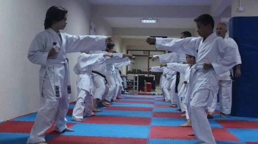 Tekirdağ Gen&ccedil;lik Hizmetleri Ve Spor İl M&uuml;d&uuml;r&uuml; Kardaş, Tekirdağ Karate Kul&uuml;b&uuml;n&uuml; Ziyaret Etti