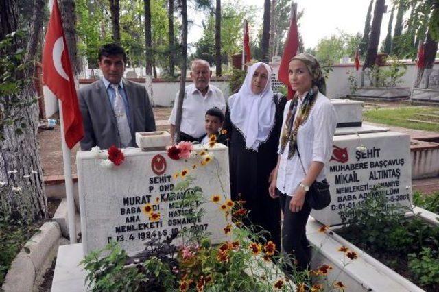 Osmaniye'ye Gelen Hollandalı Bernadette Şehit Nişanlısının Mezarını Ziyaret Etti