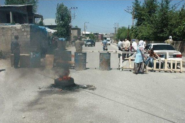 Mahhale Sakinleri Yol Kapatma Eylemi Yaptı 1