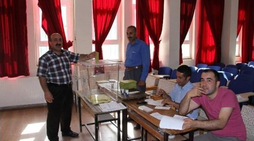 Şapatan K&ouml;y&uuml;nde Yapılan Reperandum Da Şemdinli Merkeze Bağlanmak İ&ccedil;in Evet Dedi