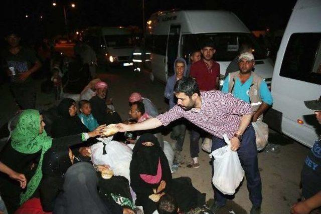 Sınırda Hem Gelmek Isteyen, Hem Gitmek Isteyenler Bekliyor (5)