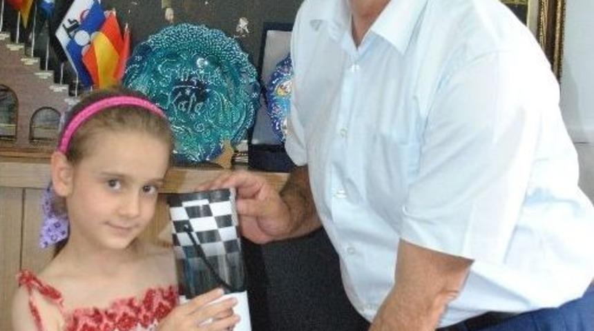 Başkan Kale, Başarılı &Ouml;ğrencileri &Ouml;d&uuml;llendirdi