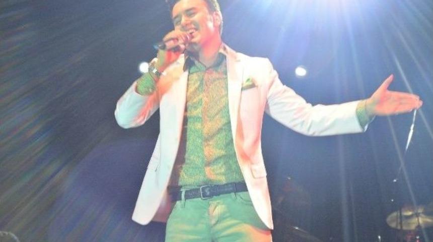 Mustafa Ceceli K&ouml;rfez&rsquo;de Hayranlarıyla Buluştu