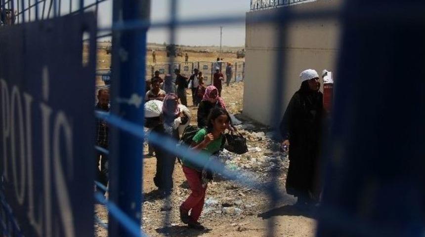 Sınırda Bekleyen Suriyelilerin Ak&ccedil;akale&rsquo;ye Ge&ccedil;işleri