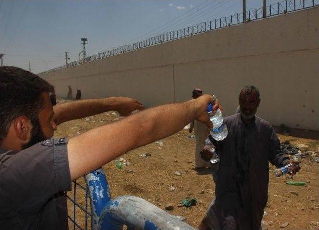 Sınırda Bekleyen Suriyelilerin Ak&ccedil;akale&rsquo;ye Ge&ccedil;işleri 1