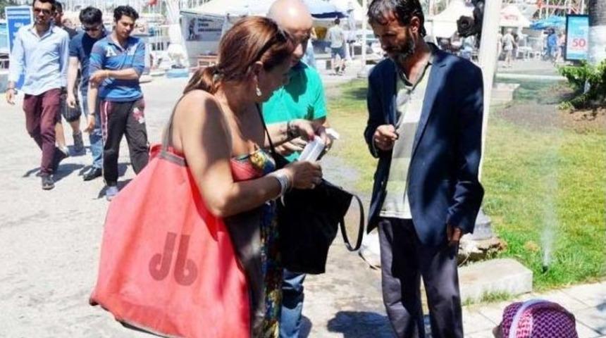 (&ouml;zel Haber) İngiliz Turistten Suriyeli M&uuml;lteciye İla&ccedil; Yardımı