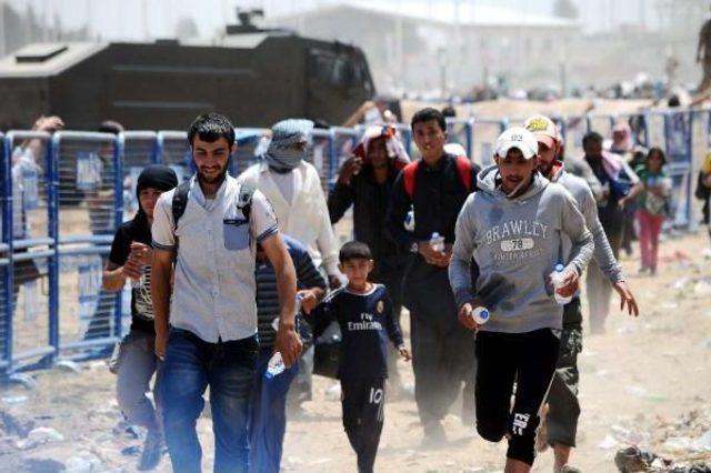 Sınırda Hem Gelmek Isteyen, Hem Gitmek Isteyenler Bekliyor (5)