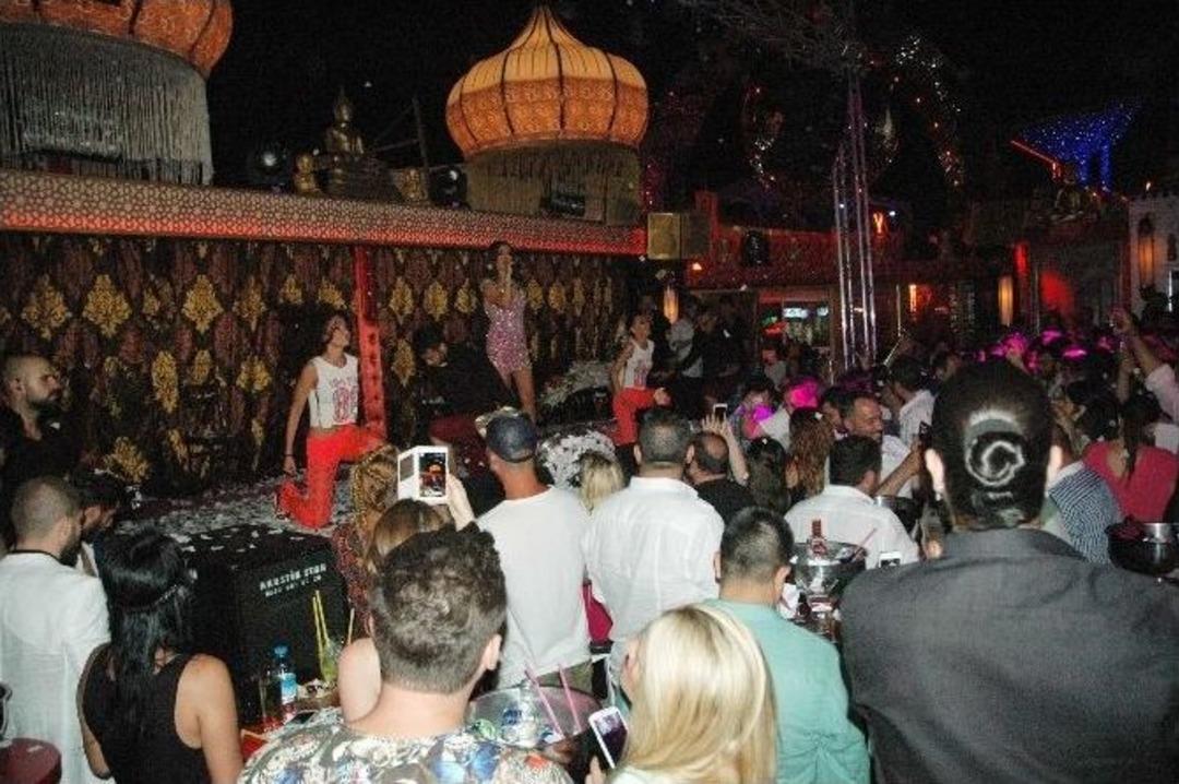 Demet Akalın Sahnede, Eşi Dj Kabininde