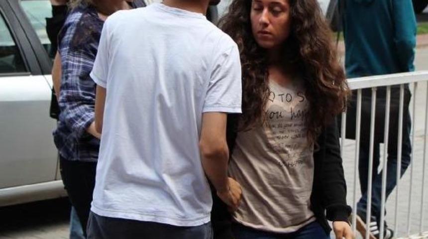 &Uuml;niversiteli Kız Cumhurbaşkanına Hakaretten Yurtta G&ouml;zaltına Alındı