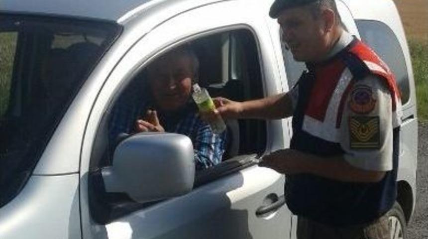 Jandarmadan Vatandaşa Kolonya Ve Şeker İkramı