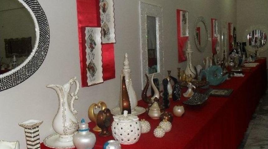 Kovancılar&rsquo;da Elde A&ccedil;an &Ccedil;i&ccedil;ekler Projesiyle Yapılan El Sanatları Sergilendi